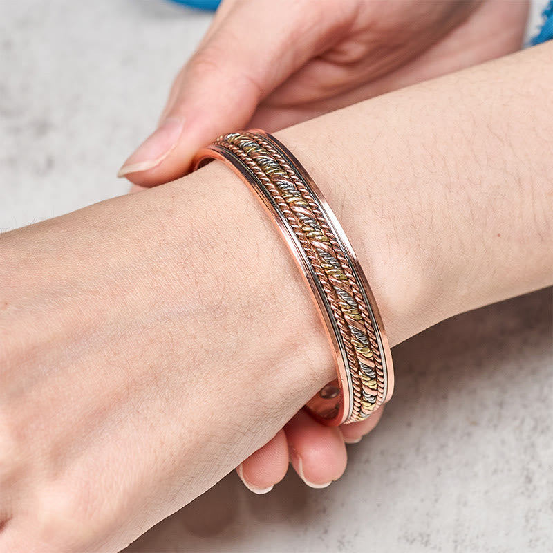 Armband Kupfer Twisted Balance Glück getragen am Handgelenk Schmuck