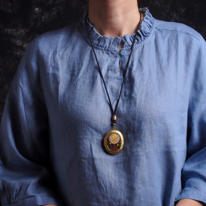 Kupfer Kette mit Kwan Yin Anhänger golden rund getragen Wohlstand