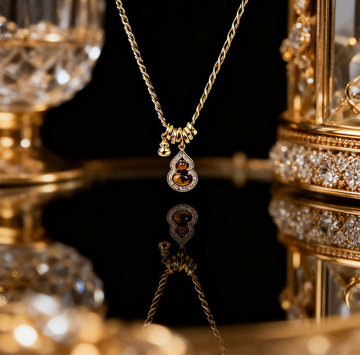 Elegante Kette Tigerauge Doppelkürbis Kupfer mit goldener Fassung getragen