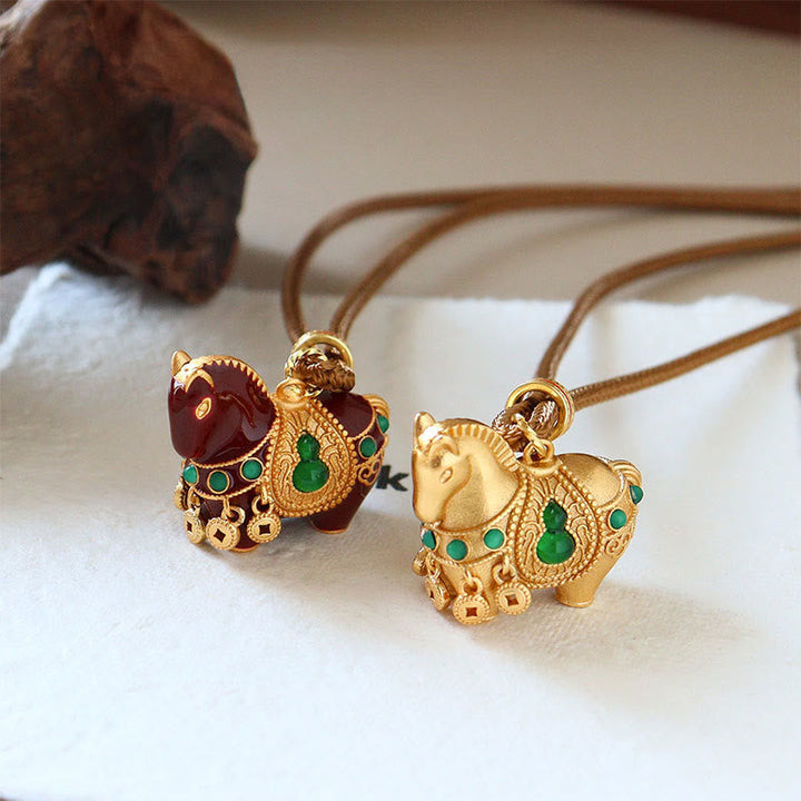 Goldene Elefanten Anhänger Kette mit grünen Steinen Balance Chakra