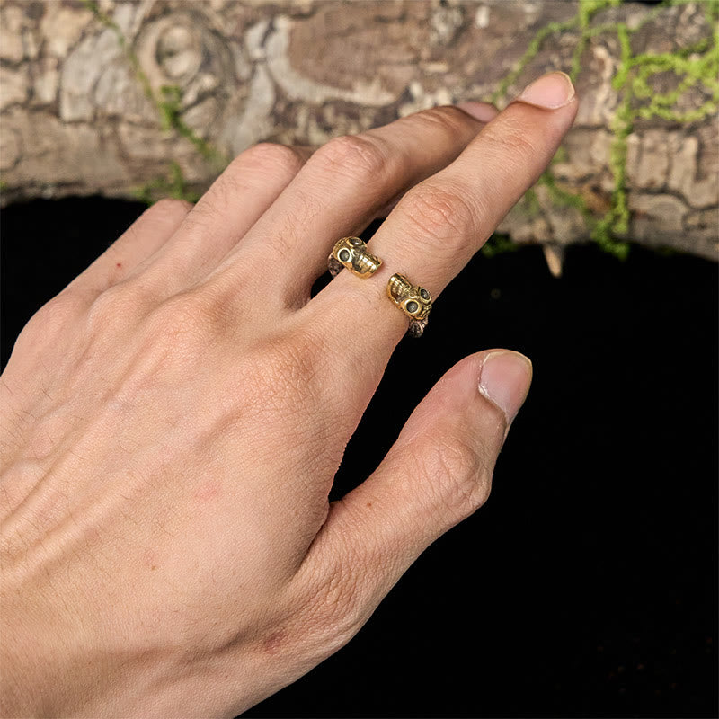 Zwei Ring Kupfer Doppelschädel Skull Biker Style Fingerring getragen
