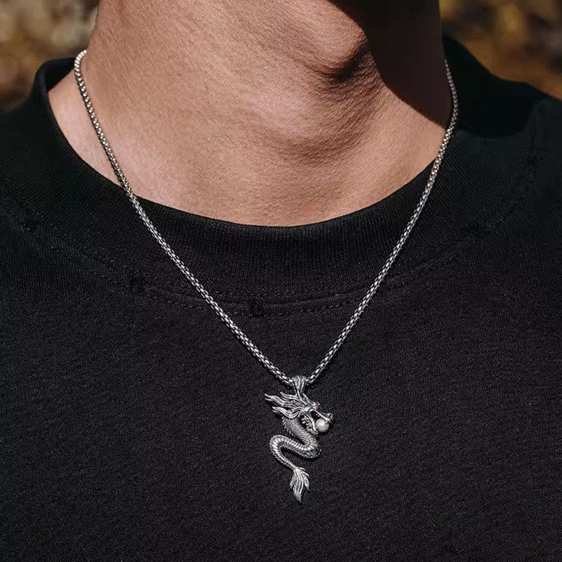 Silber Drachen Anhänger an Kette am Hals getragen Glück