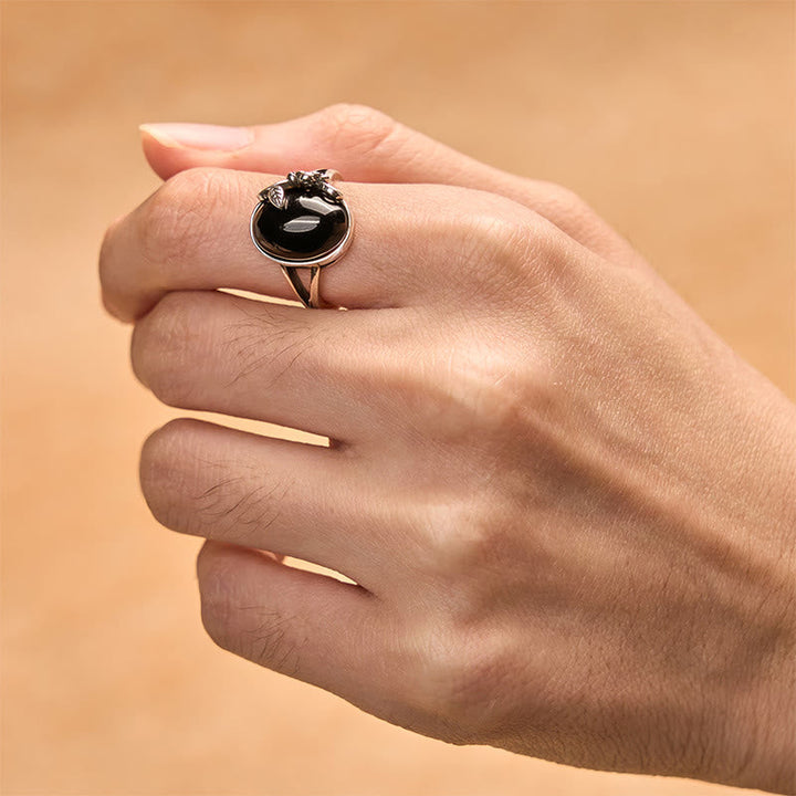 Kupfer Ring Rosenblüte Design schwarzer Stein getragen Hand elegant