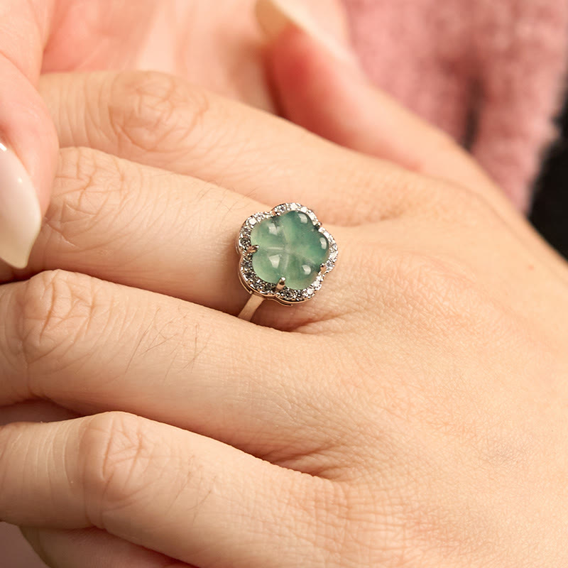 Grüner Jade Blume Ring Kupfer elegant getragen am Finger