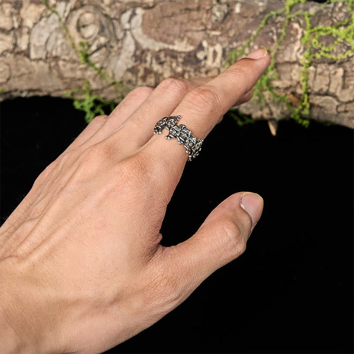 Kupfer Schädel Ring an Hand getragen Vintage Schmuck Totenkopf Fingerring