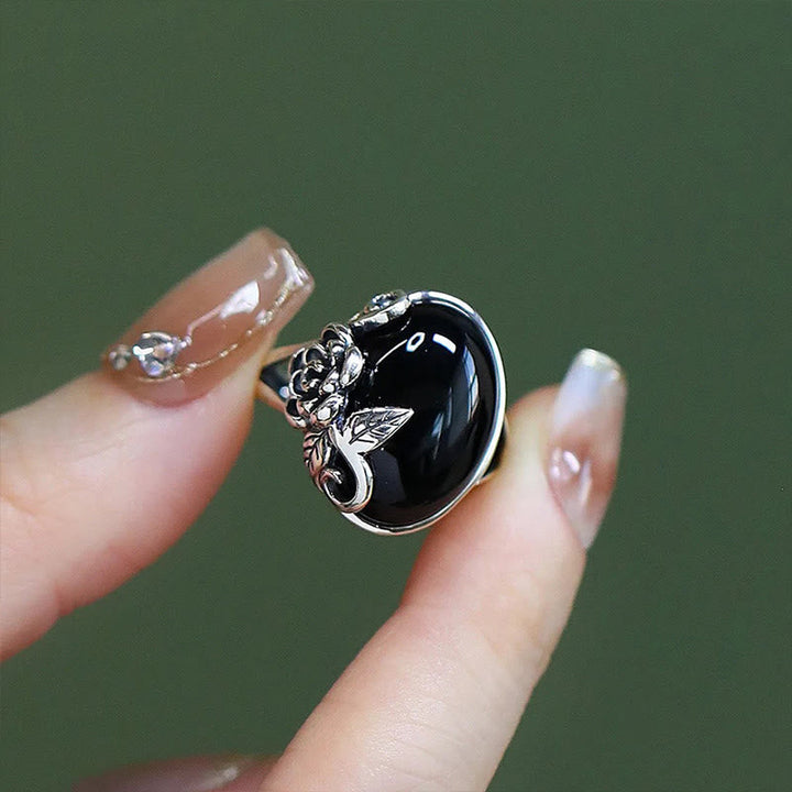 Silberner Ring Rosenblüte mit schwarzem Stein elegant getragen