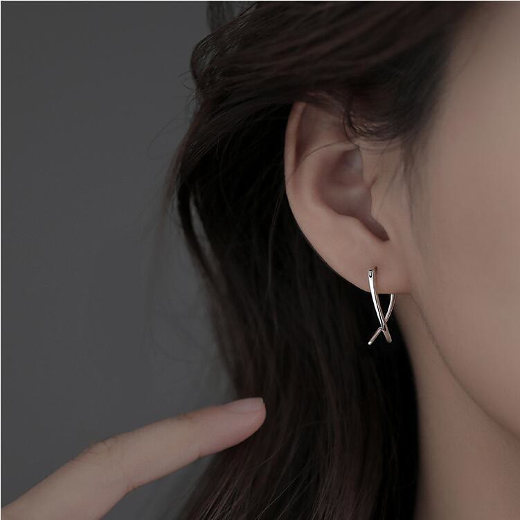 Ohrringe Kupfer Kreuz Geometrisch getragen minimalistisch Boho Schmuck Ohrhänger