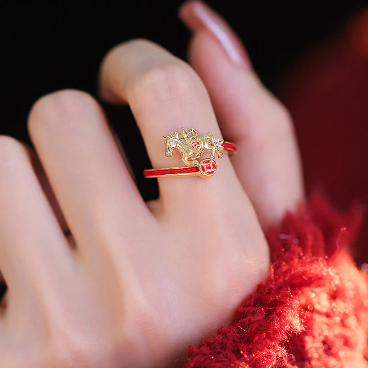 Ring aus Kupfer mit roter Schnur Pferdjahr Balance Glück