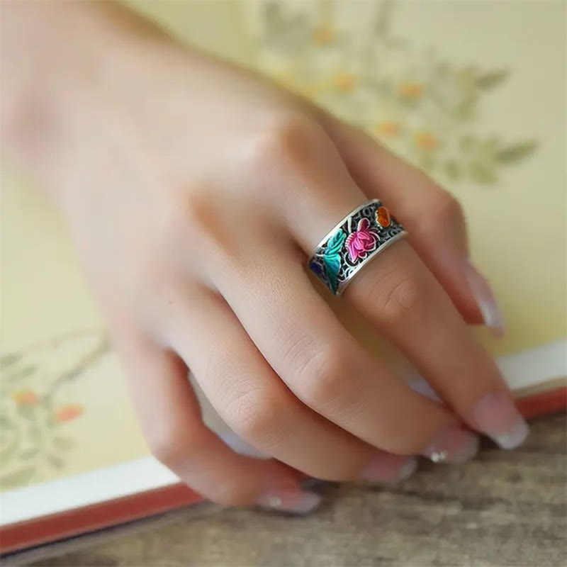 Farbiger Kupfer Ring mit Lotus Muster getragen am Finger Glück
