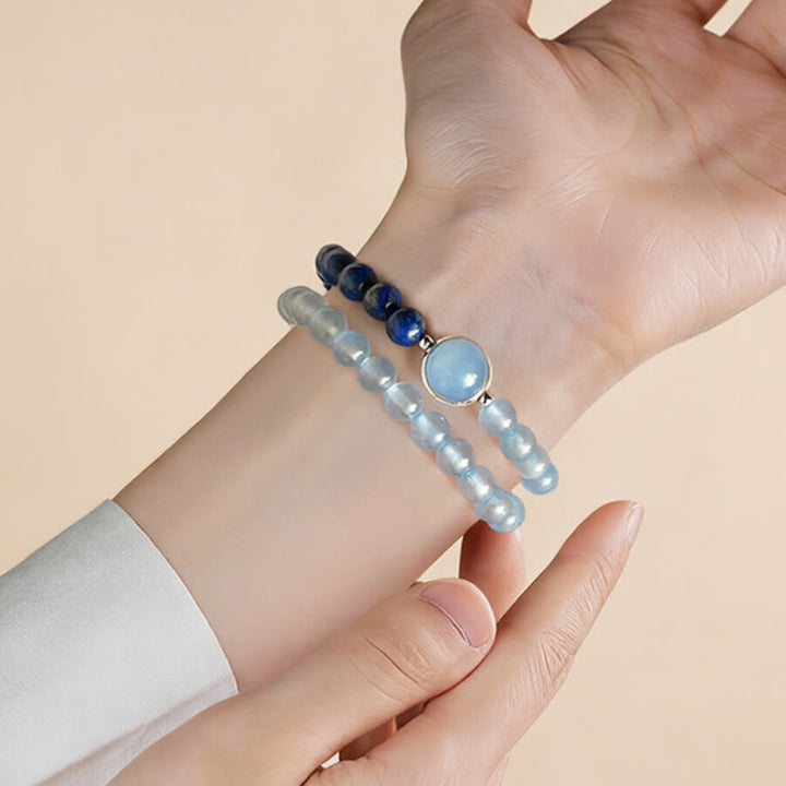 Armband Lapislazuli Aquamarin Heilung am Handgelenk getragen blaue Perlen Schmuck