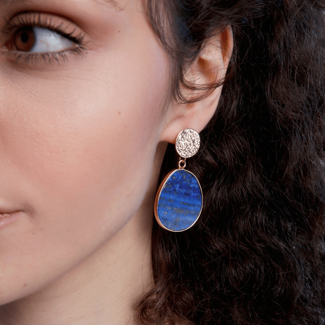 Lapislazuli Ohrringe Getragen Damen