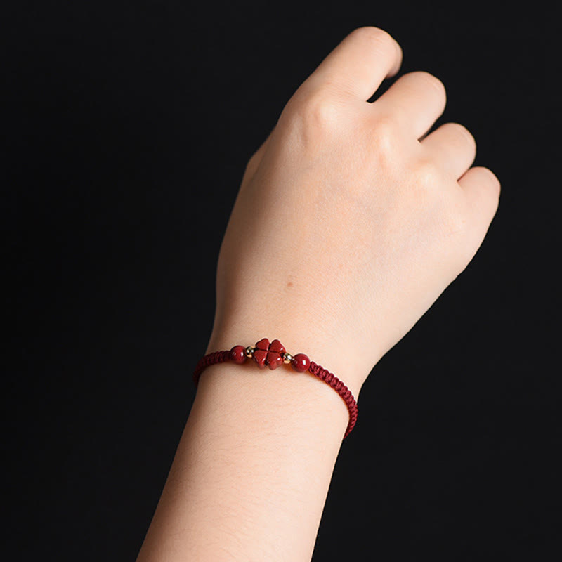 Armband Zinnober Kleeblatt Liebe Segen Energie rotes Glücksband am Handgelenk getragen