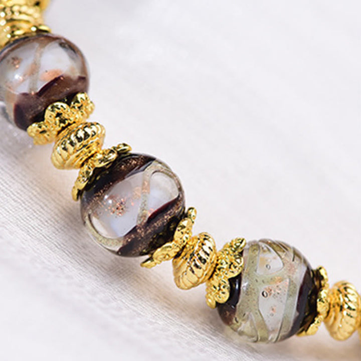 Armband Liuli – Segen Glasperlen goldene Spacer Nahaufnahme am Handgelenk