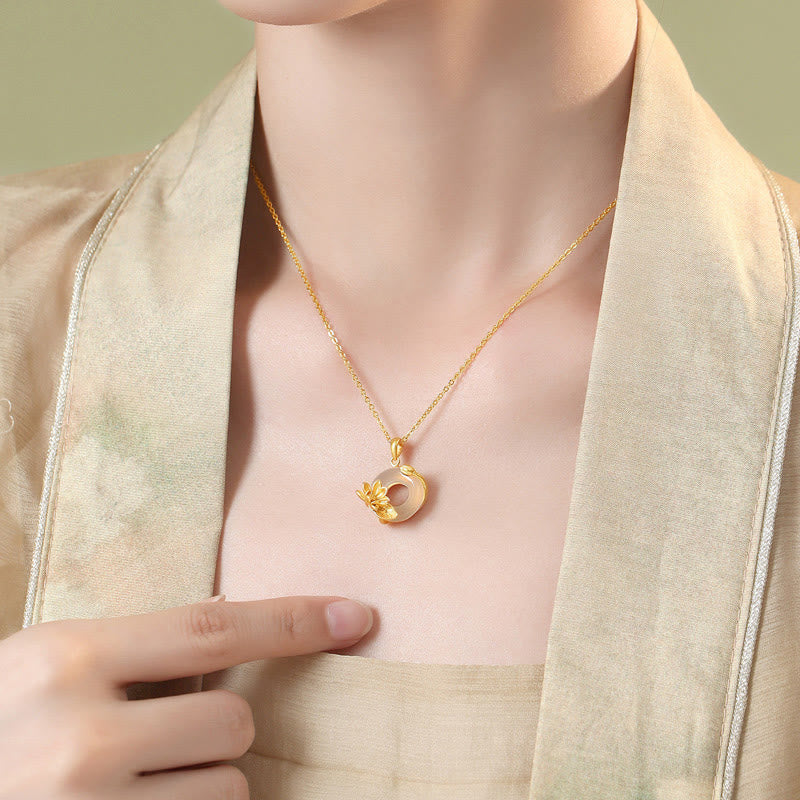 Kette Weißer Chalzedon Lotus goldene Schnalle am Hals getragen