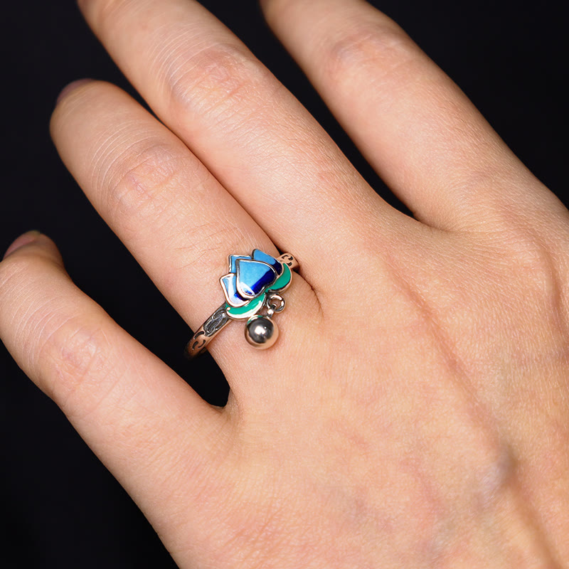 Lotus Ring mit blauen Steinen elegant am Finger getragen