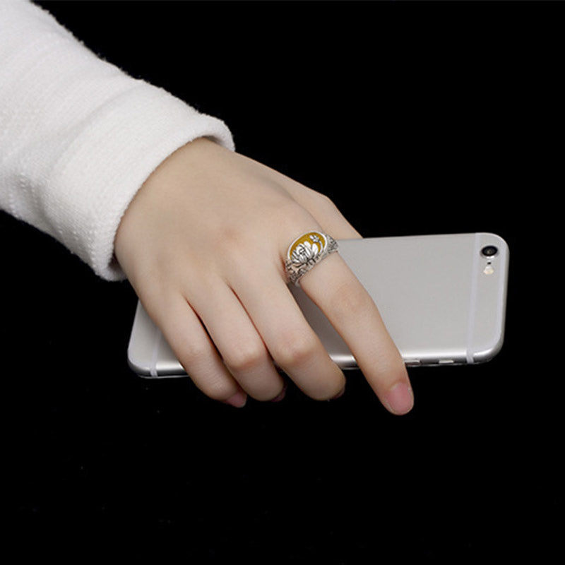 Ring Citrin Lotus – Segen & Schutz an Hand mit Smartphone getragen