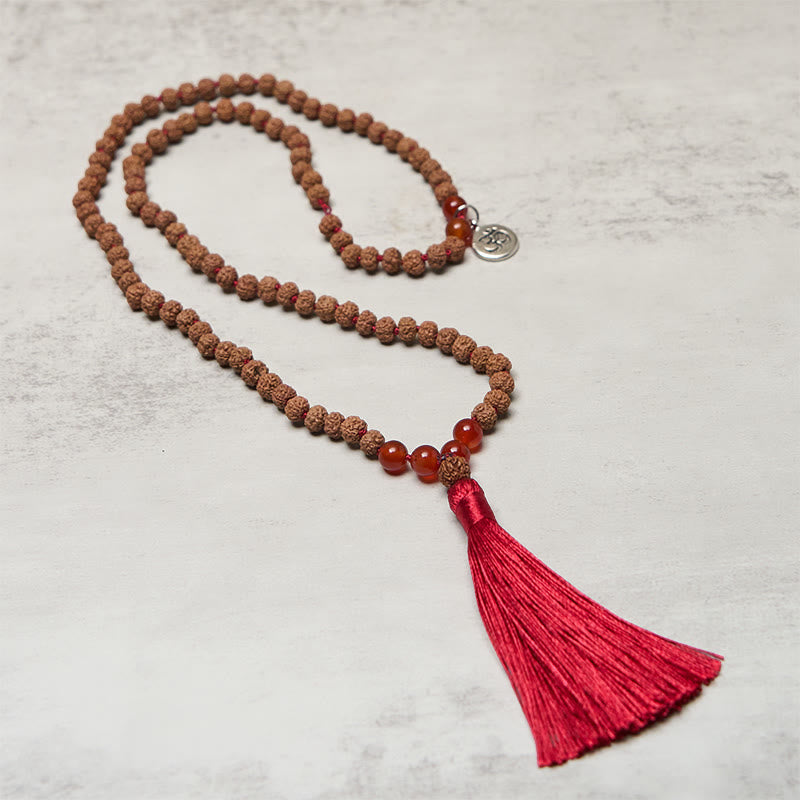 Mala Bodhi – Wohlstand & Balance mit Rudraksha Karneol und rotem Quastenanhänger