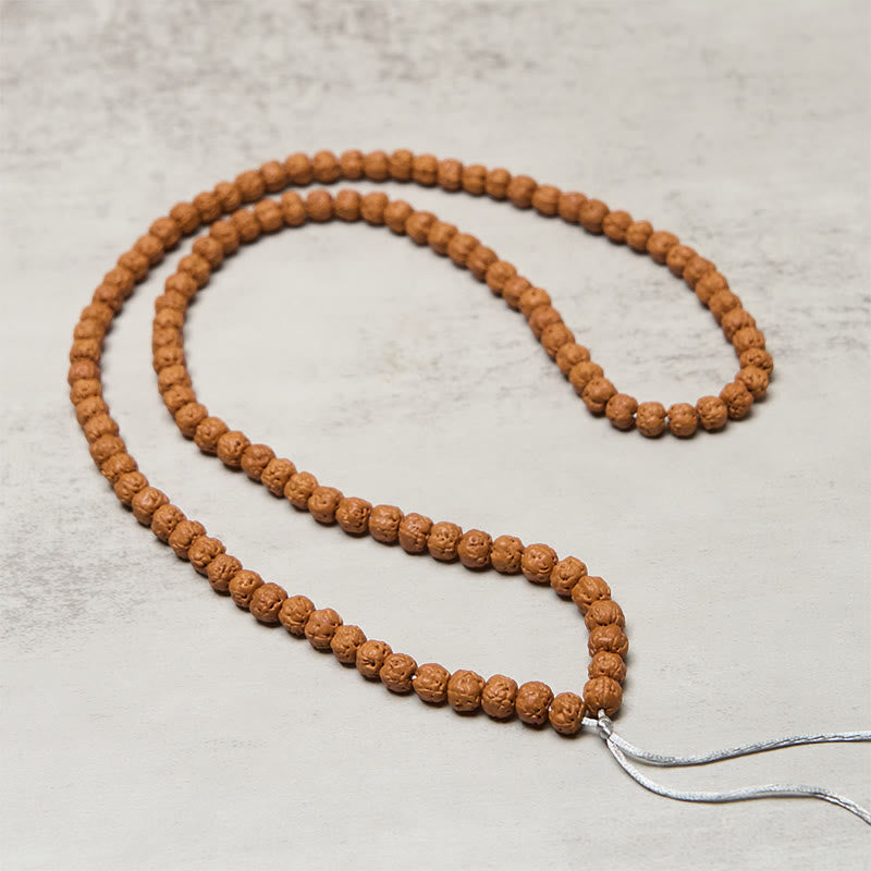 Mala Bodhi – Wohlstand Harmonie Halskette aus Bodhi Samen geknüpft hellem Hintergrund
