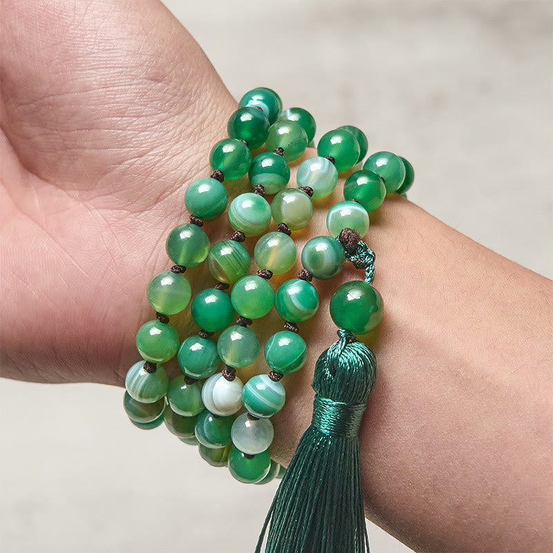 Grünes Mala Armband Malachit Schutz mit Quaste am Handgelenk getragen