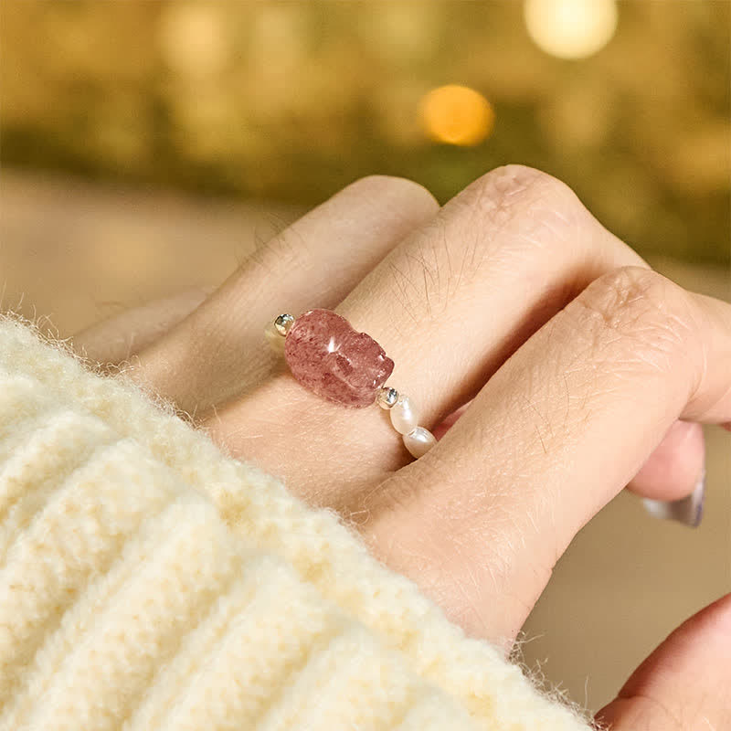 Heilstein Ring Mondstein Turmalin eleganter Pixiu Schmuck getragen