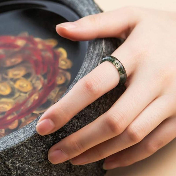 Ring Moosachat Grün getragen Heilung Balance Energie Schmuck