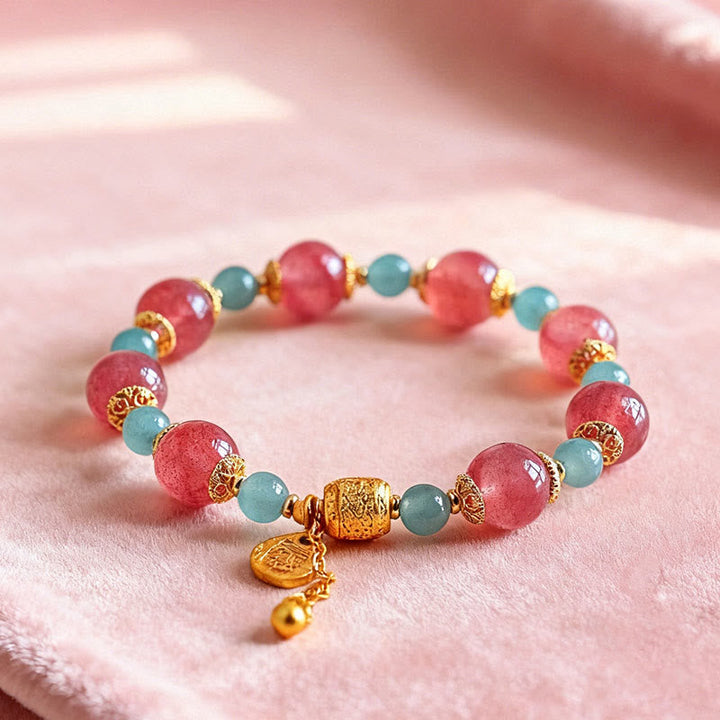 Armband Erdbeerquarz Mondstein Mond Heilung Positivität goldene Anhänger rosa Hintergrund