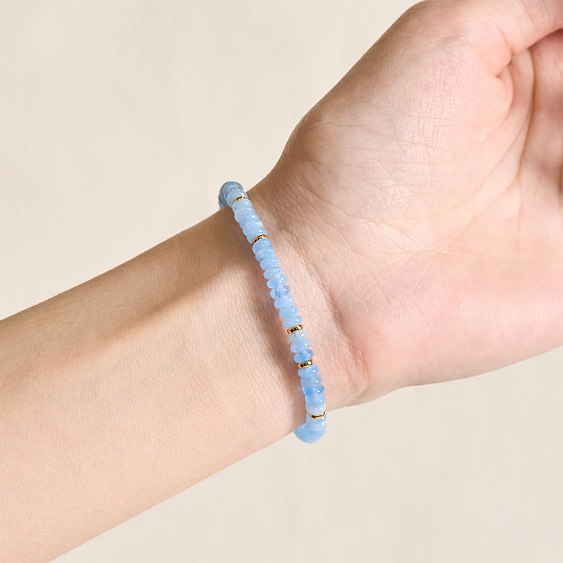 Armband Aquamarin Perle blau getragen Handgelenk zarte Goldakzente filigran