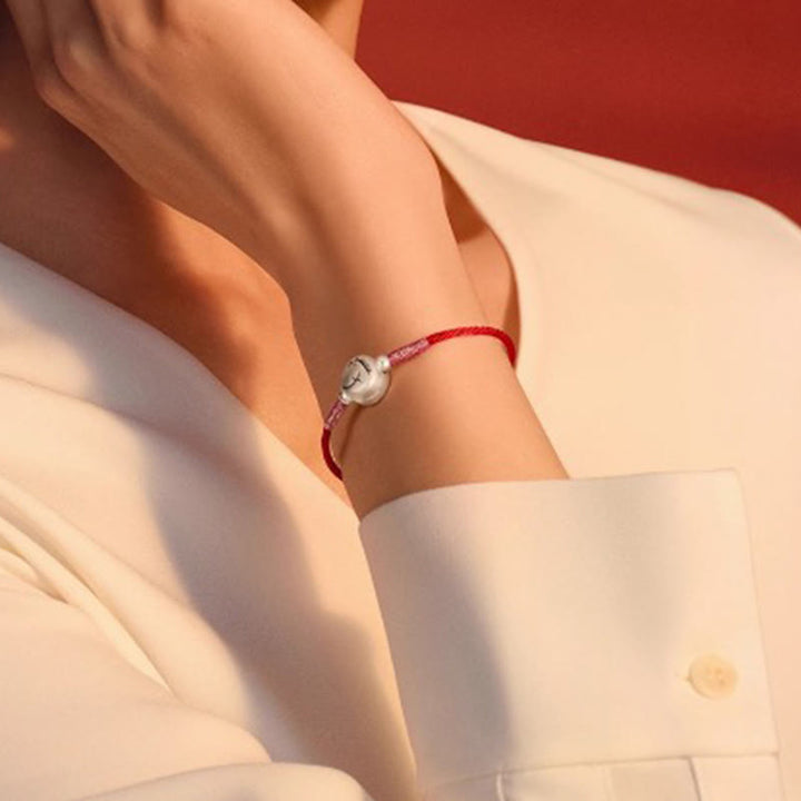 Armband Pferd Sterlingsilber Rote Schnur Glück am Handgelenk getragen