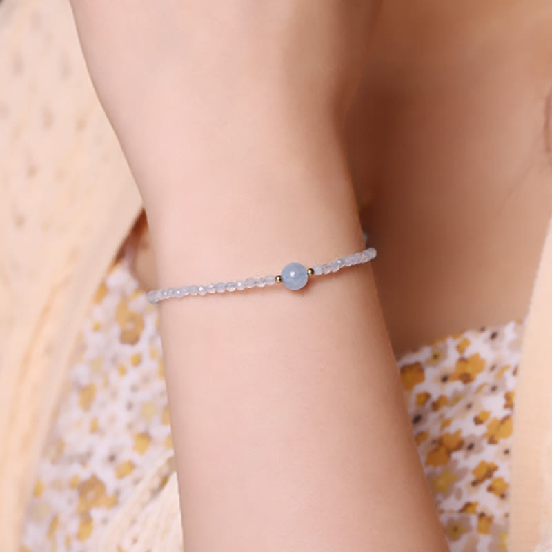Armband Aquamarin Frieden Energie zarte Perlen am Handgelenk getragen Schmuck