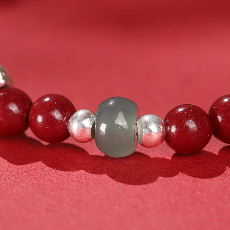 Armband Zinnober Jade Nahaufnahme rote Perlen Silberdetails edler Schmuck