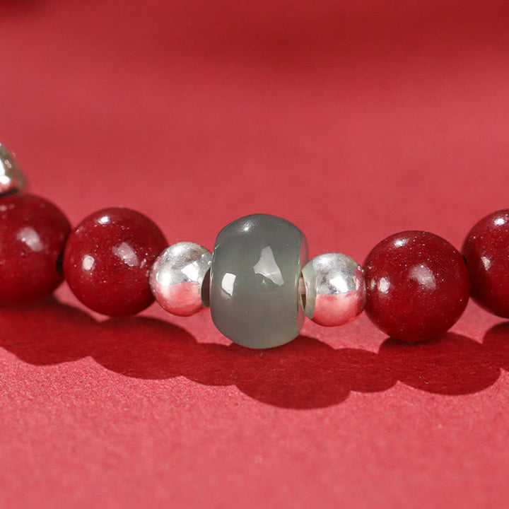Armband Zinnober Jade Nahaufnahme rote Perlen Silberdetails edler Schmuck