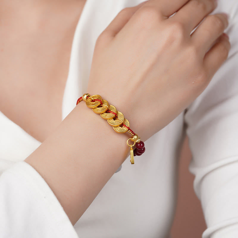 Armband Amethyst Zinnober Balance Glück goldene Münzen rote Schnur Handgelenk