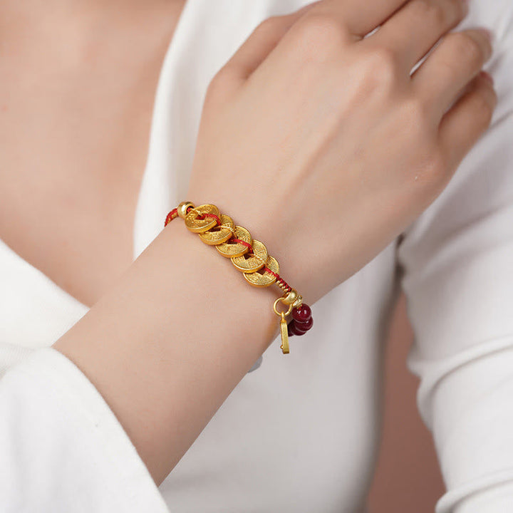 Armband Amethyst Zinnober Balance Glück goldene Münzen rote Schnur Handgelenk