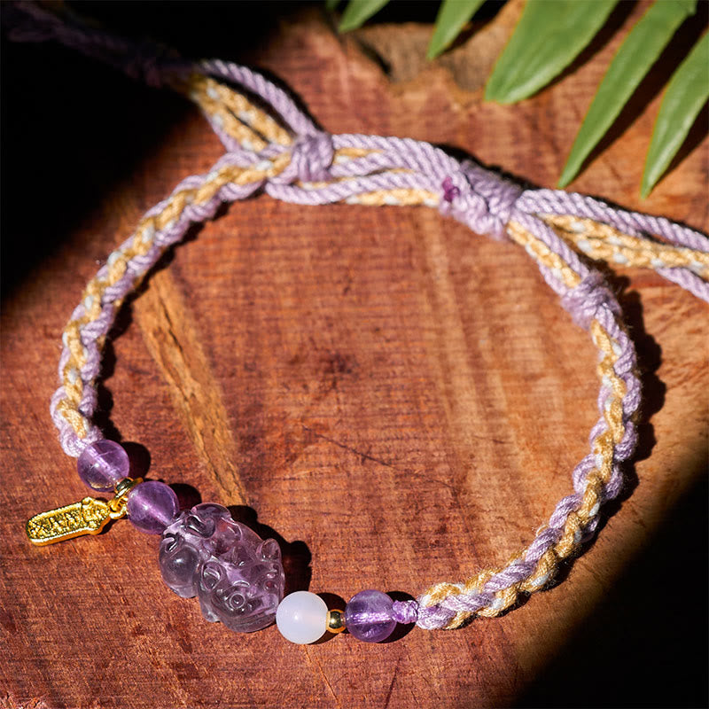 Armband Amethyst Pixiu Glück Balance geflochten lila Holzhintergrund Fengshui Schutz