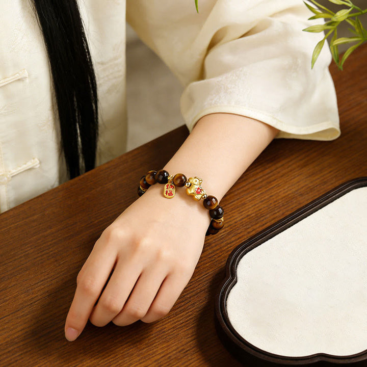 Armband Tigerauge Jahr Des Pferdes – Mut am Handgelenk getragen