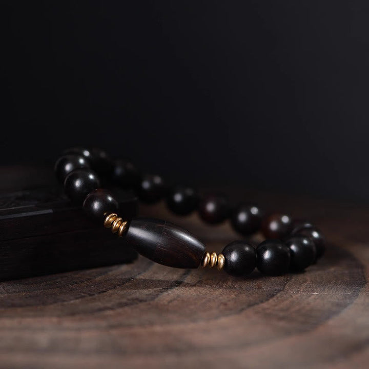 Armband Ebenholz – Schutz & Segen mit Messingdetails auf Holz