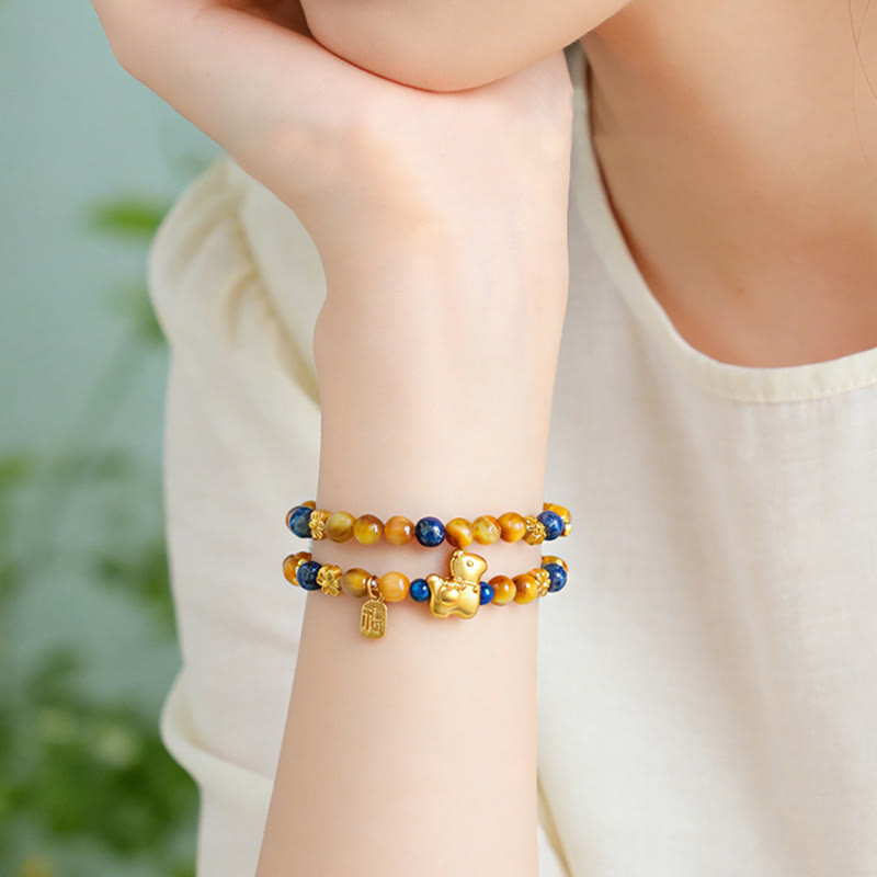 Armband Lapislazuli Tigerauge Fu-Zeichen Pixiu am Handgelenk getragen Glück