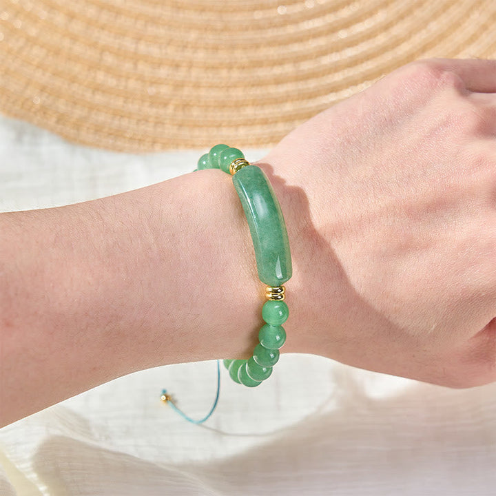 Armband Erdbeerquarz Grüner Aventurin – Positivität am Handgelenk getragen mit Sonnenhut