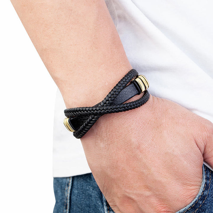 Armband Leder Titan Balance schwarz geflochten goldener Verschluss am Handgelenk getragen