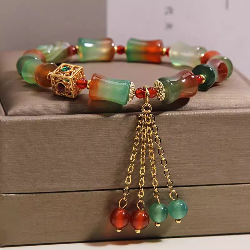 Armband Achat Bambus – Mut mit goldener Quaste auf Schmuckbox