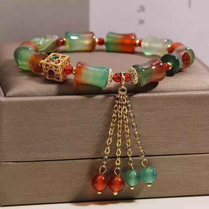 Armband Achat Bambus – Mut mit goldener Quaste auf Schmuckbox