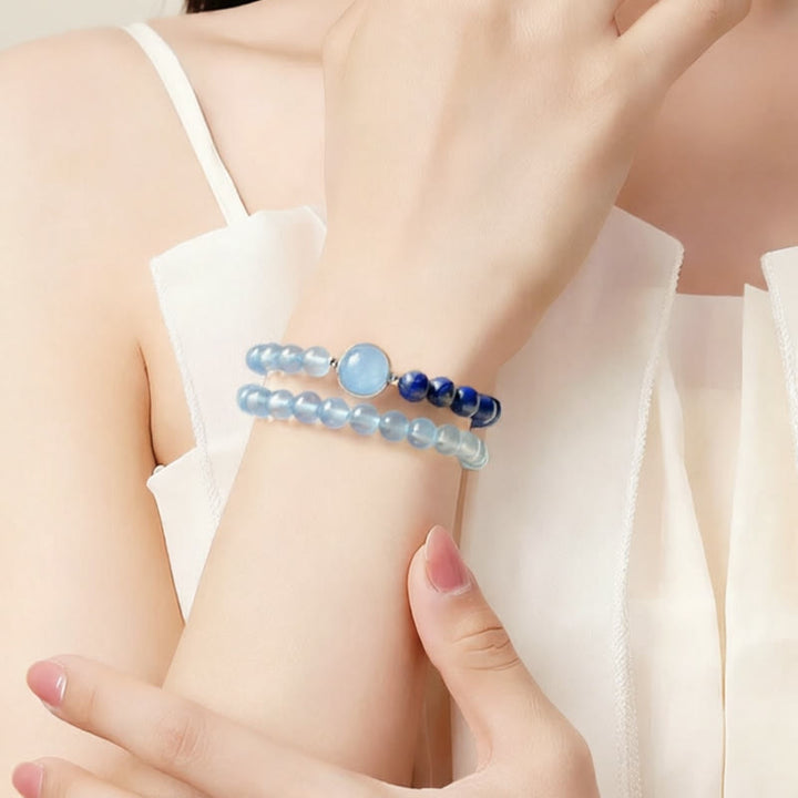Armband Lapislazuli Aquamarin – Heilung am Handgelenk getragen sanfte blaue Perlen