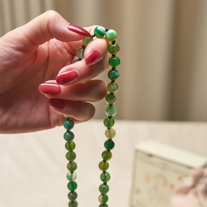 Armband Malachit Mala – Schutz grüne Perlen in Hand gehalten