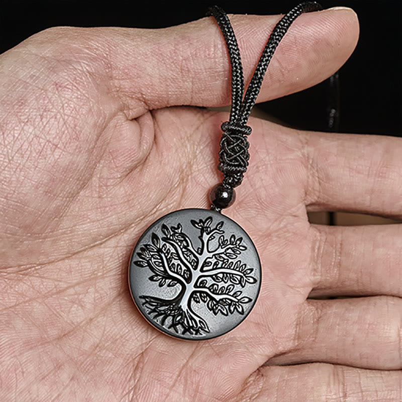 Schwarzer Obsidian Lebensbaum Kette als Anhänger getragen Transformation