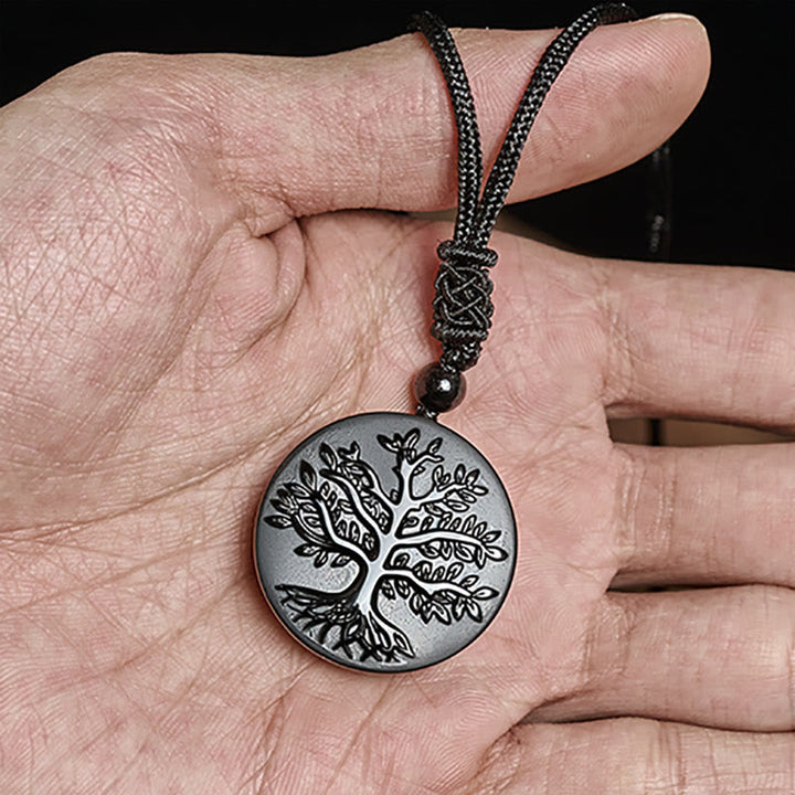 Schwarzer Obsidian Lebensbaum Kette als Anhänger getragen Transformation