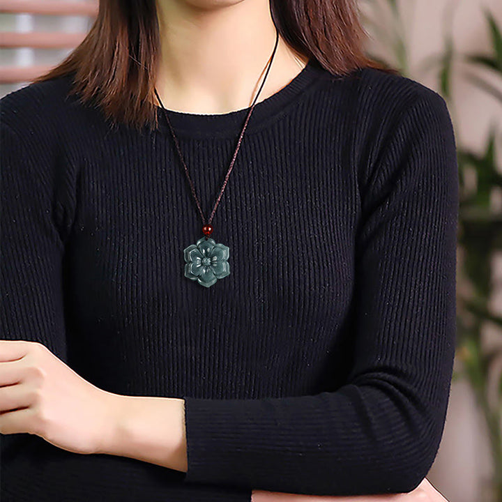 Kette Jade Pfirsichblüte Anhänger Wohlstand Symbol Naturstein elegant am Hals