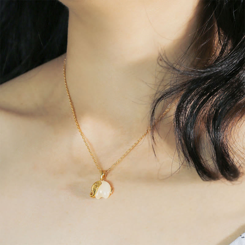 Weiße Hetian Jade Elefant Kette mit Sterlingsilber Anhänger getragen