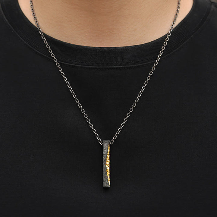Kette Sterlingsilber – Weisheit mit metallischem Anhänger am Hals getragen