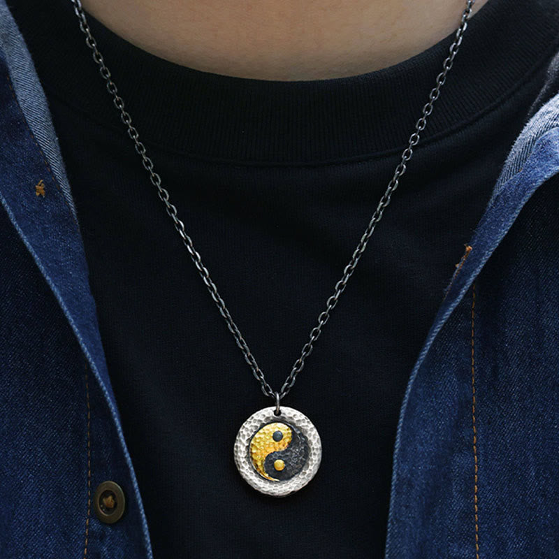 Kette Sterlingsilber Yin Yang Anhänger Balance am Hals getragen