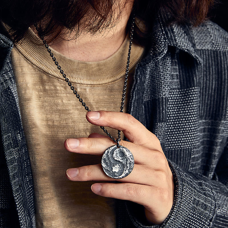 Kette Sterlingsilber mit Yin Yang Anhänger am Hals getragen